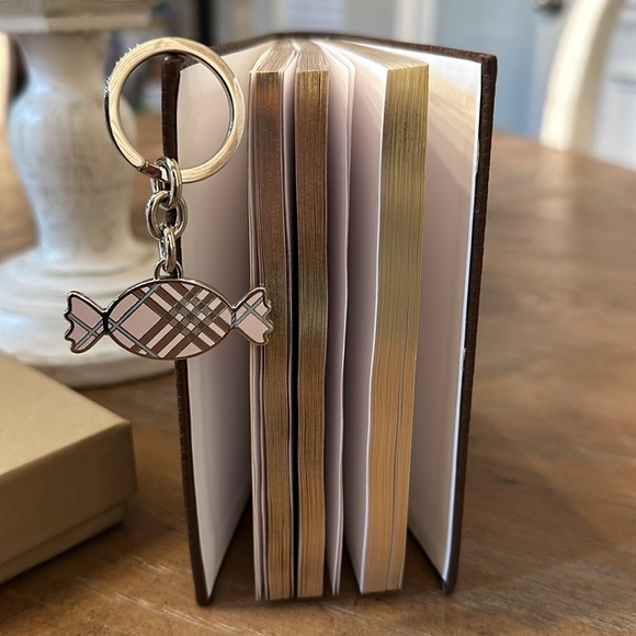 Burberry leather notebook and vintage key chain - Picture 6 of 12